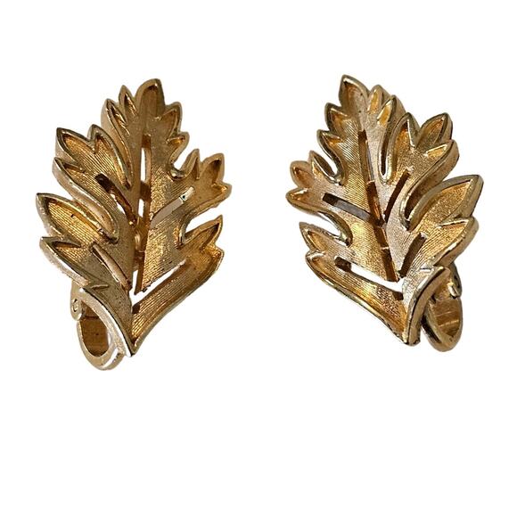 Crown Trifari Gold Tone Leaf Clip On Earrings - Picture 1 of 7